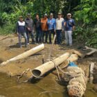 Perumda Tirta Mon Mata bersama unsur Pemerintah Kabupaten Aceh Jaya meninjau lokasi pipa hisap air baku di Tuwi Peuriya, Kecamatan Pasie Raya, Kabupaten Aceh Jaya, pada Jumat (17/7/2026). Foto: Dok. Perumda Tirta Mon Mata