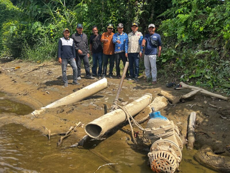 Perumda Tirta Mon Mata bersama unsur Pemerintah Kabupaten Aceh Jaya meninjau lokasi pipa hisap air baku di Tuwi Peuriya, Kecamatan Pasie Raya, Kabupaten Aceh Jaya, pada Jumat (17/7/2026). Foto: Dok. Perumda Tirta Mon Mata