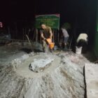Personel Satgas TMMD Ke-129 Kodim 0102/Pidie bersama masyarakat bekerja hingga malam hari menyelesaikan pengecoran lantai Rumah Tidak Layak Huni (RTLH) di Desa Lhok Panah, Kecamatan Sakti, Rabu (5/8/2026) malam. Foto: Dok. Istimewa
