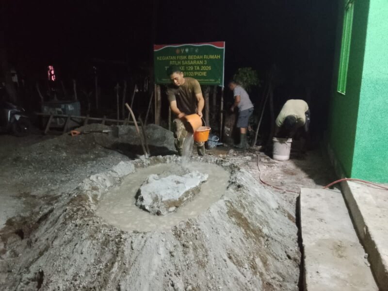 Personel Satgas TMMD Ke-129 Kodim 0102/Pidie bersama masyarakat bekerja hingga malam hari menyelesaikan pengecoran lantai Rumah Tidak Layak Huni (RTLH) di Desa Lhok Panah, Kecamatan Sakti, Rabu (5/8/2026) malam. Foto: Dok. Istimewa
