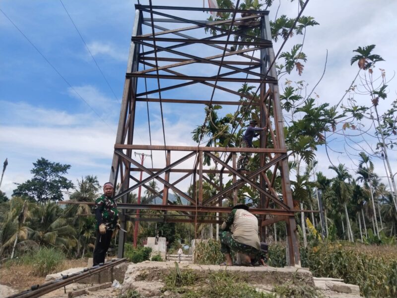 TNI bersama masyarakat bergotong royong mengerjakan pembangunan Jembatan Gantung Perintis Garuda yang diharapkan memperkuat akses dan mendukung aktivitas warga Desa Lawe Ger Ger, Kecamatan Ketambe, Jumat (21/8/2026). Foto: Dok. Istimewa 