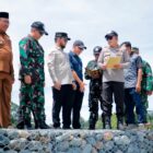 Wakil Bupati Aceh Barat Said Fadheil bersama Tim Satgas PRR Wilayah Aceh I meninjau lokasi terdampak banjir bandang di Desa Jambak, Kecamatan Pante Ceureumen, Selasa (11/8/2026). Foto: Dok. Istimewa