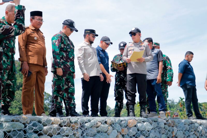 Wakil Bupati Aceh Barat Said Fadheil bersama Tim Satgas PRR Wilayah Aceh I meninjau lokasi terdampak banjir bandang di Desa Jambak, Kecamatan Pante Ceureumen, Selasa (11/8/2026). Foto: Dok. Istimewa 
