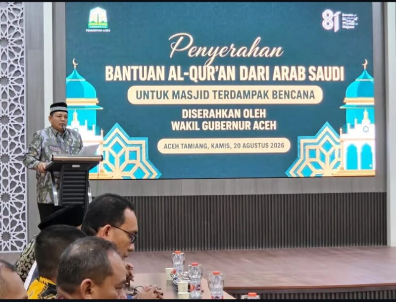 Kepala Dinas Syariat Islam Aceh, Dr. Misran Fuadi saat menyampaikan sambutan dalam kegiatan penyerahan 50 ribu Al Quran secara simbolis. Foto: Dok. Humas