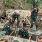 Personel Satgas TMMD Reguler ke-129 Kodim 0107/Aceh Selatan bersama warga menyelesaikan pembangunan pondasi jembatan box pada proyek pembukaan badan jalan di Desa Kemumu Sebrang, Kecamatan Labuhanhaji Timur, Rabu (5/8/2026). Foto: Dok. Istimewa 