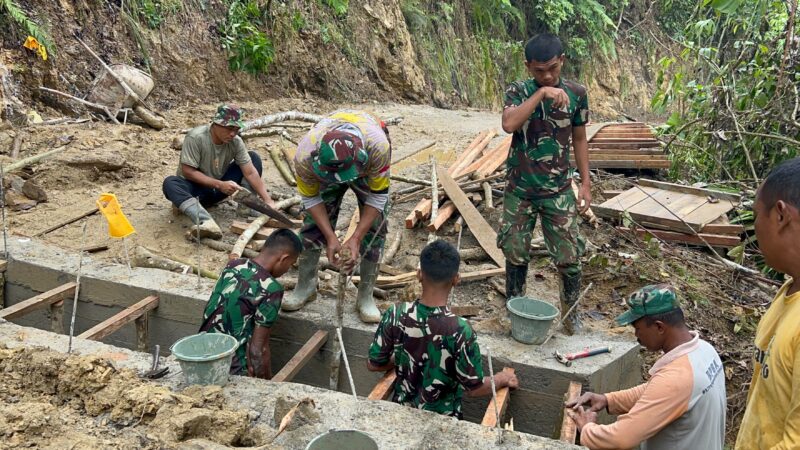 Personel Satgas TMMD Reguler ke-129 Kodim 0107/Aceh Selatan bersama warga menyelesaikan pembangunan pondasi jembatan box pada proyek pembukaan badan jalan di Desa Kemumu Sebrang, Kecamatan Labuhanhaji Timur, Rabu (5/8/2026). Foto: Dok. Istimewa 