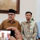 Bupati Nagan Raya Dr. TR. Keumangan memberikan keterangan kepada awak media usai menerima dividen Tahun Buku 2025 sebesar Rp1,63 miliar dan dana zakat perusahaan Rp400 juta dari Bank Aceh Syariah di Pendopo Bupati Nagan Raya, Selasa (4/8/2026). Foto: Dok. Istimewa 