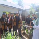 Tim Juri Pelindo Multi Terminal meninjau dekorasi dan ornamen lingkungan dalam Lomba Menghias Kampung di Gampong Jruek Bak Kreh, Kecamatan Indrapuri, Aceh Besar, Sabtu (15/8/2026). Foto: Dok. Istimewa