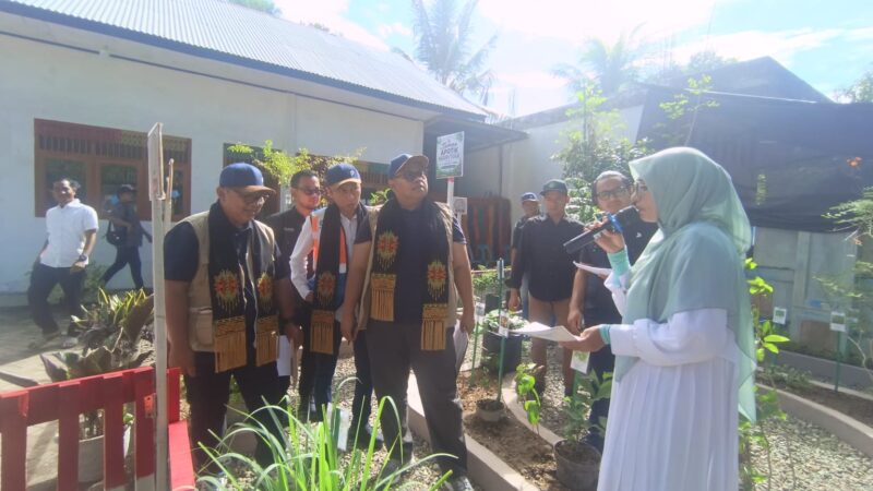 Tim Juri Pelindo Multi Terminal meninjau dekorasi dan ornamen lingkungan dalam Lomba Menghias Kampung di Gampong Jruek Bak Kreh, Kecamatan Indrapuri, Aceh Besar, Sabtu (15/8/2026). Foto: Dok. Istimewa