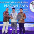 Plt Sekretaris Daerah Nagan Raya, Hizbulwatan, menerima penghargaan Serambi Awards 2026 kategori Pelopor Investasi dalam malam penganugerahan di Gedung AAC Dayan Dawood, Banda Aceh, Sabtu (29/8/2026). Foto: Dok. Istimewa 