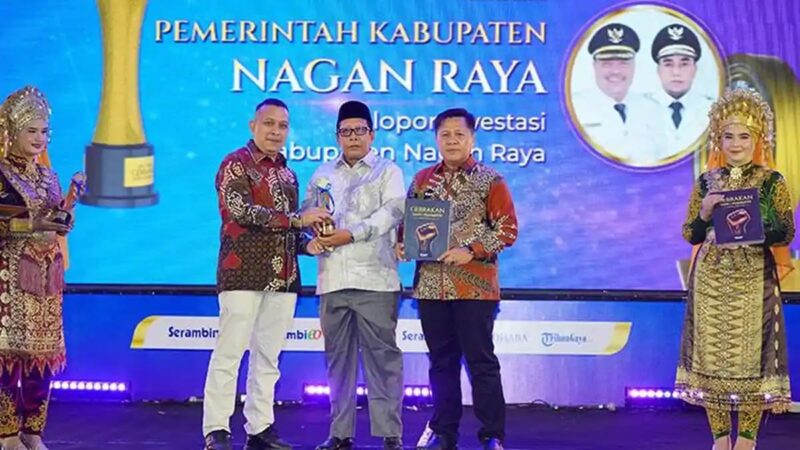 Plt Sekretaris Daerah Nagan Raya, Hizbulwatan, menerima penghargaan Serambi Awards 2026 kategori Pelopor Investasi dalam malam penganugerahan di Gedung AAC Dayan Dawood, Banda Aceh, Sabtu (29/8/2026). Foto: Dok. Istimewa 