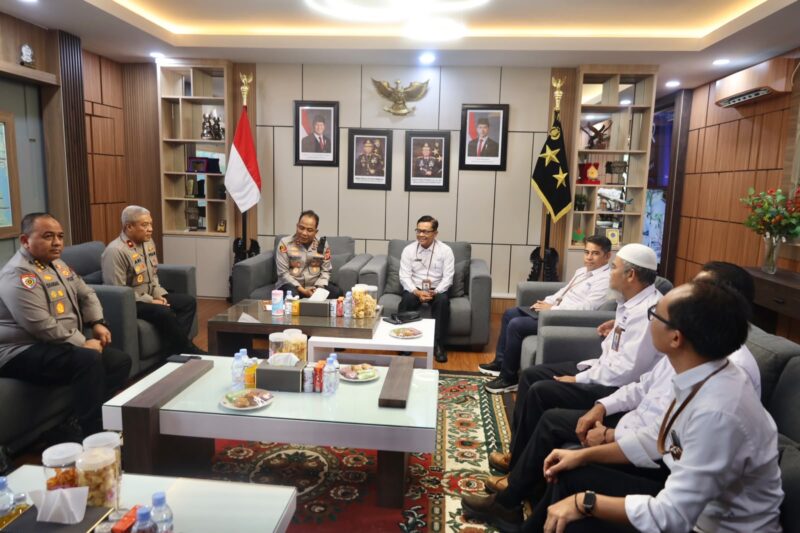 Pertemuan Kapolda Aceh bersama jajaran BPKP Perwakilan Aceh membahas penguatan koordinasi dan kerja sama dalam mendukung pelaksanaan pengawasan serta peningkatan tata kelola keuangan di lingkungan Polda Aceh, Selasa (4/8/2026). Foto: Dok. Istimewa 