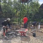 Personel Satgas TMMD Reguler ke-129 Kodim 0102/Pidie bersama masyarakat melakukan pemasangan tandon air dan pengecoran menara tandon di Kompleks Dayah Balul Ula Al Munawarah, Desa Lhok Panah, Kecamatan Sakti, Pidie, Minggu (9/8/2026). Foto: Dok. Istimewa