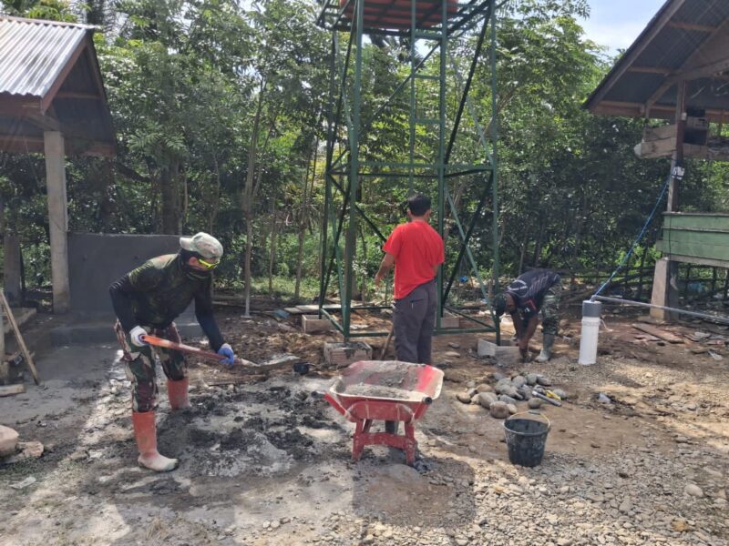 Personel Satgas TMMD Reguler ke-129 Kodim 0102/Pidie bersama masyarakat melakukan pemasangan tandon air dan pengecoran menara tandon di Kompleks Dayah Balul Ula Al Munawarah, Desa Lhok Panah, Kecamatan Sakti, Pidie, Minggu (9/8/2026). Foto: Dok. Istimewa 