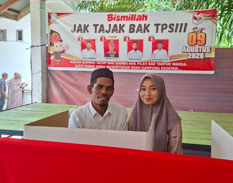 Keuchik terpilih, Adianto, S.E. bersama istri saat menggunakan hak pilih dalam Pilchiksung Gampong Lueng Gayo, Minggu, 9 Agustus 2026. Foto: Dok. Pribadi Adianto