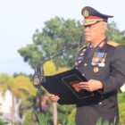 Wakapolda Aceh Brigjen Pol. Ari Wahyu Widodo bertindak sebagai inspektur upacara pengibaran bendera Merah Putih dalam rangka HUT ke-81 Kemerdekaan RI di Mapolda Aceh, Senin (17/8/2026). Foto: Dok. Istimewa