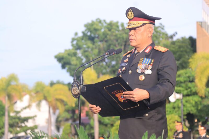 Wakapolda Aceh Brigjen Pol. Ari Wahyu Widodo bertindak sebagai inspektur upacara pengibaran bendera Merah Putih dalam rangka HUT ke-81 Kemerdekaan RI di Mapolda Aceh, Senin (17/8/2026). Foto: Dok. Istimewa