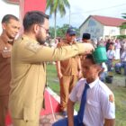 Wakil Bupati Aceh Barat Said Fadheil mengikuti prosesi peusijuk sebagai tanda dimulainya masa karantina calon Paskibraka Aceh Barat, Senin (10/8/2026). Foto: Dok. Istimewa 
