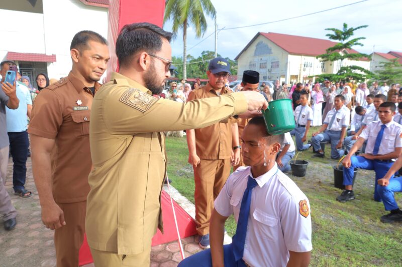 Wakil Bupati Aceh Barat Said Fadheil mengikuti prosesi peusijuk sebagai tanda dimulainya masa karantina calon Paskibraka Aceh Barat, Senin (10/8/2026). Foto: Dok. Istimewa 