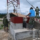 Babinsa Kodim 0108/Aceh Tenggara bersama masyarakat, teknisi, dan personel terkait bergotong royong memasang papan lantai Jembatan Gantung Perintis di Desa Kuta Ujung, Kecamatan Darul Hasanah, Kabupaten Aceh Tenggara, Selasa (4/8/2026). Foto: Dok. Istimewa