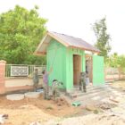 Satgas TMMD ke-129 Kodim 0102/Pidie mempercepat penyelesaian pembangunan lima titik MCK dan sumur bor yang kini memasuki tahap finishing di sejumlah lokasi di Kecamatan Sakti, Kabupaten Pidie, Senin (10/8/2026). Foto: Dok. Istimewa 