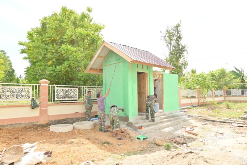 Satgas TMMD ke-129 Kodim 0102/Pidie mempercepat penyelesaian pembangunan lima titik MCK dan sumur bor yang kini memasuki tahap finishing di sejumlah lokasi di Kecamatan Sakti, Kabupaten Pidie, Senin (10/8/2026). Foto: Dok. Istimewa 