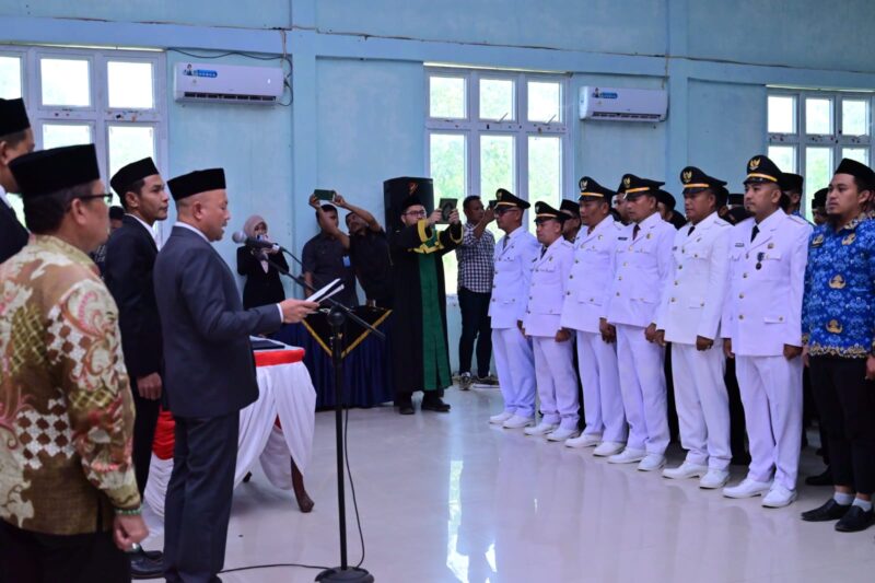 Bupati Aceh Jaya Safwandi, S.Sos., M.A.P., saat melantik dan mengambil sumpah jabatan 125 ASN di Aula DPMPKB Aceh Jaya, Jumat (7/8/2026). Foto: Dok. Pemkab Aceh Jaya