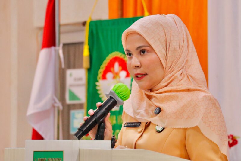 Plt Ketua DWP Kabupaten Aceh Barat Cut Zulfahnur Syafitri melantik pengurus DWP Unit UPTD RSUD Cut Nyak Dhien Meulaboh masa bakti 2026-2030 di Aula RSUD Cut Nyak Dhien, Sabtu (8/8/2026). Foto: Dok. Istimewa 