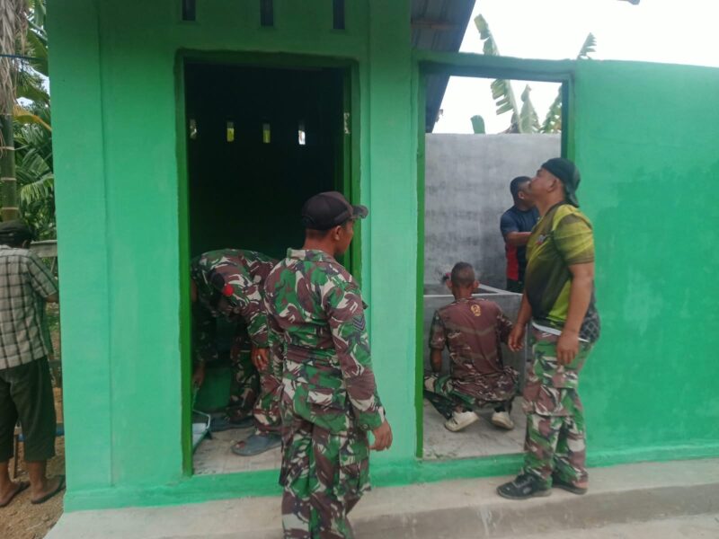Personel Satgas TMMD ke-129 Kodim 0102/Pidie melakukan pengecatan lima unit MCK di Desa Lhok Panah, Kecamatan Sakti, sehari menjelang penutupan TMMD, Rabu (12/8/2026). Foto: Dok. Istimewa 