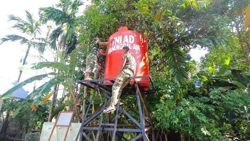 Satgas TMMD Reguler ke-129 Kodim 0107/Aceh Selatan merampungkan pemasangan tandon air sebagai bagian dari pembangunan sarana penyediaan air bersih bagi warga Desa Paya Pelumat dan Aur Pelumat, Kecamatan Labuhanhaji Timur, Minggu (9/8/2026). Foto: Dok. Istimewa 