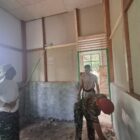 Personel Satgas TMMD Ke-129 Kodim 0102/Pidie bersama anggota Polri dan masyarakat melakukan pengecatan rumah milik Nyak Ubit dalam program rehabilitasi Rumah Tidak Layak Huni (RTLH) di Desa Lhok Panah, Kecamatan Sakti, Kabupaten Pidie, Selasa (4/8/2026). Foto: Dok. Istimewa