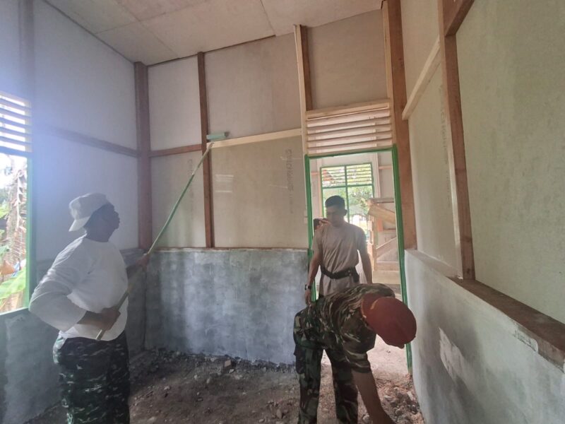 Personel Satgas TMMD Ke-129 Kodim 0102/Pidie bersama anggota Polri dan masyarakat melakukan pengecatan rumah milik Nyak Ubit dalam program rehabilitasi Rumah Tidak Layak Huni (RTLH) di Desa Lhok Panah, Kecamatan Sakti, Kabupaten Pidie, Selasa (4/8/2026). Foto: Dok. Istimewa 