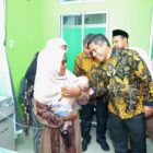 Plt Sekda Aceh Barat Kurdi bersama jajaran RSUD Cut Nyak Dhien dan tim Smile Train Indonesia meninjau pelaksanaan bakti sosial operasi bibir sumbing gratis di RSUD CND Meulaboh, Sabtu (15/8/2026). Foto: Dok. Istimewa