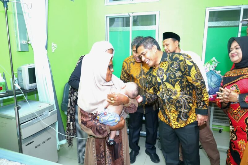 Plt Sekda Aceh Barat Kurdi bersama jajaran RSUD Cut Nyak Dhien dan tim Smile Train Indonesia meninjau pelaksanaan bakti sosial operasi bibir sumbing gratis di RSUD CND Meulaboh, Sabtu (15/8/2026). Foto: Dok. Istimewa 
