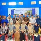 Camat Blang Bintang Subhan, S.E., M.M. bersama tim pengabdi USK dan peserta foto bersama usai mengikuti pelatihan uji tanah serta pemupukan presisi padi sawah dalam program PKMBP-TTG di Aula Kantor Camat Blang Bintang, Aceh Besar, Kamis (6/8/2026). Foto: Dok. Istimewa 