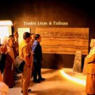 Pengunjung melihat berbagai materi edukasi dalam pameran “TSUNAMI: Jejak Ingatan – Dari Hikayat ke Metadata” yang mengangkat transformasi ingatan masyarakat Aceh tentang tsunami dari tradisi lisan hingga teknologi digital, Senin (25/5/2026). Foto: Dok. Istimewa 
