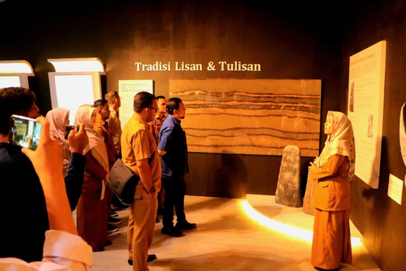 Pengunjung melihat berbagai materi edukasi dalam pameran “TSUNAMI: Jejak Ingatan – Dari Hikayat ke Metadata” yang mengangkat transformasi ingatan masyarakat Aceh tentang tsunami dari tradisi lisan hingga teknologi digital, Senin (25/5/2026). Foto: Dok. Istimewa 