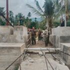 Pasiter Kodim 0108/Agara Kapten Inf Risman Batu Bara memeriksa perkembangan konstruksi Jembatan Gantung Perintis Garuda Merah Putih di Desa Lawe Pinis, Aceh Tenggara, Kamis (27/8/2026). Foto: Dok. Istimewa
