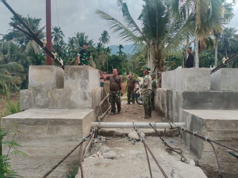 Pasiter Kodim 0108/Agara Kapten Inf Risman Batu Bara memeriksa perkembangan konstruksi Jembatan Gantung Perintis Garuda Merah Putih di Desa Lawe Pinis, Aceh Tenggara, Kamis (27/8/2026). Foto: Dok. Istimewa 