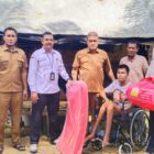Penyerahan bantuan sosial dan alat bantu kepada Rahmat Khaidir, penyandang disabilitas di Gampong Dayah Baro, Kecamatan Krueng Sabee, Aceh Jaya, Senin (31/8/2026). Foto: Dok. Pemkab Aceh Jaya.