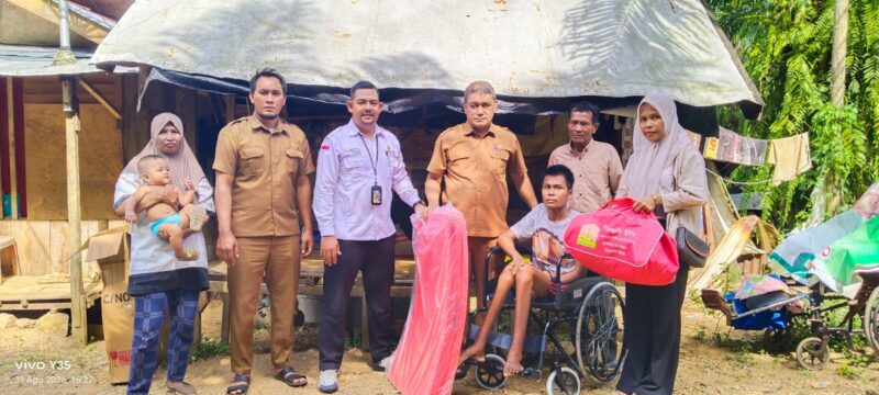 Penyerahan bantuan sosial dan alat bantu kepada Rahmat Khaidir, penyandang disabilitas di Gampong Dayah Baro, Kecamatan Krueng Sabee, Aceh Jaya, Senin (31/8/2026). Foto: Dok. Pemkab Aceh Jaya.