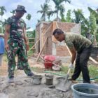Personel Satgas TMMD Ke-129 Kodim 0102/Pidie bersama masyarakat melanjutkan pembangunan fasilitas MCK di kawasan Tempat Pemakaman Umum (TPU) Desa Blang Cot, Kecamatan Sakti, Kabupaten Pidie, Rabu (5/8/2026). Foto: Dok. Istimewa