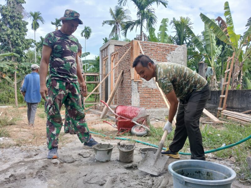 Personel Satgas TMMD Ke-129 Kodim 0102/Pidie bersama masyarakat melanjutkan pembangunan fasilitas MCK di kawasan Tempat Pemakaman Umum (TPU) Desa Blang Cot, Kecamatan Sakti, Kabupaten Pidie, Rabu (5/8/2026). Foto: Dok. Istimewa
