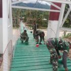 Personel Babinsa Kodim 0108/Aceh Tenggara bersama warga bergotong royong menyelesaikan pengecatan Jembatan Gantung Perintis di Desa Kuning Abadi, Kecamatan Ketambe, yang kini telah mencapai progres pembangunan 95,5 persen, Selasa (4/8/2026). Foto: Dok. Istimewa 