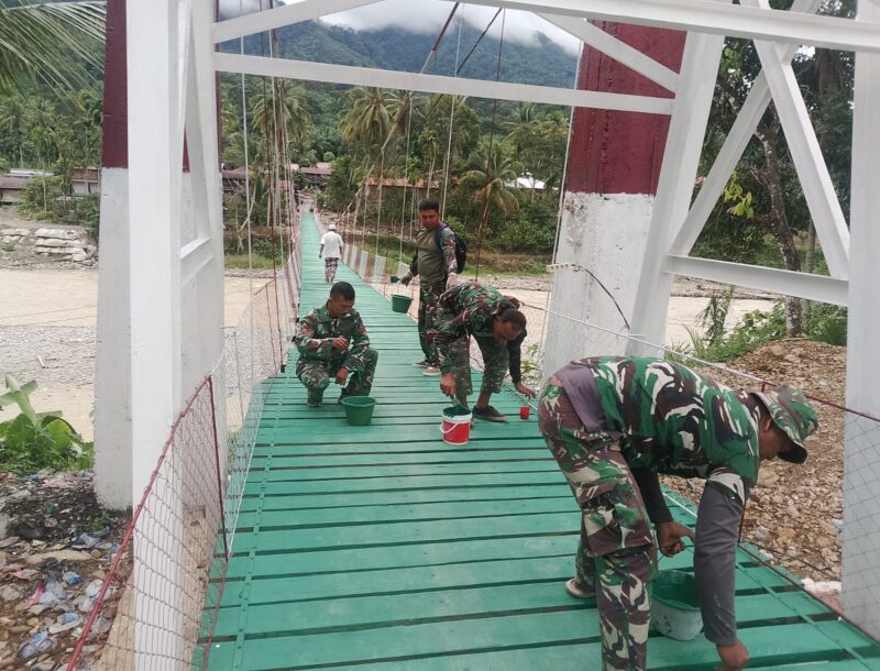Personel Babinsa Kodim 0108/Aceh Tenggara bersama warga bergotong royong menyelesaikan pengecatan Jembatan Gantung Perintis di Desa Kuning Abadi, Kecamatan Ketambe, yang kini telah mencapai progres pembangunan 95,5 persen, Selasa (4/8/2026). Foto: Dok. Istimewa 