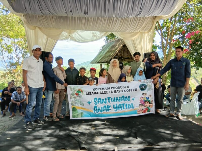 Koperasi Aisara Gayo bersama AAA Nespresso menyerahkan bantuan kepada petani kopi binaan dan menyantuni 50 anak yatim di Desa Sukarami, Kecamatan Wih Pesam, Senin (24/8/2026). Foto: Dok. Istimewa 