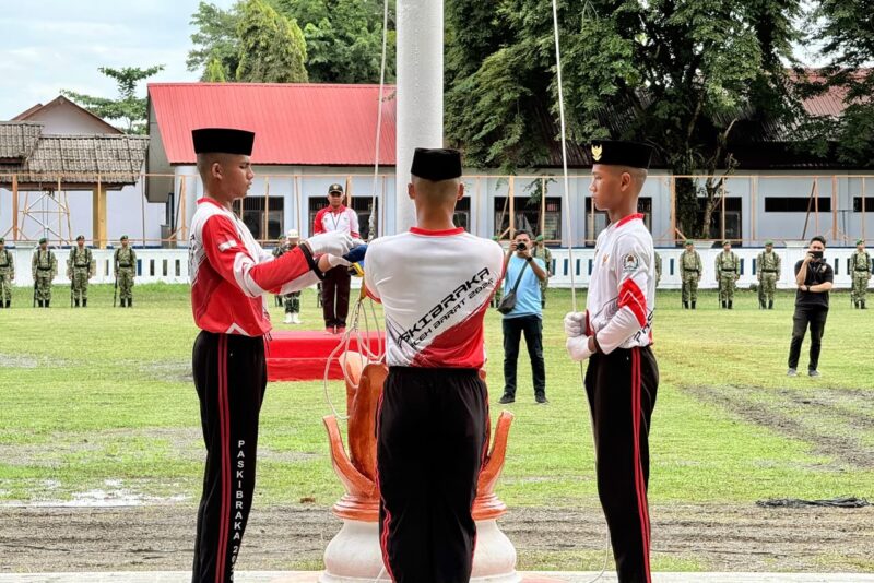 Pemkab Aceh Barat melaksanakan gotong royong dan gladi persiapan upacara HUT ke-81 Kemerdekaan RI di Lapangan Teuku Umar, Jumat (14/8/2026). Foto: Dok. Istimewa 