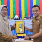 UPTD Museum Tsunami Aceh menyerahkan cenderamata kepada pihak SMP Negeri 4 Banda Aceh sebagai bentuk apresiasi atas dukungan dalam pelaksanaan program Museum Keliling, Selasa (12/5/2026). Foto: Dok. Istimewa 
