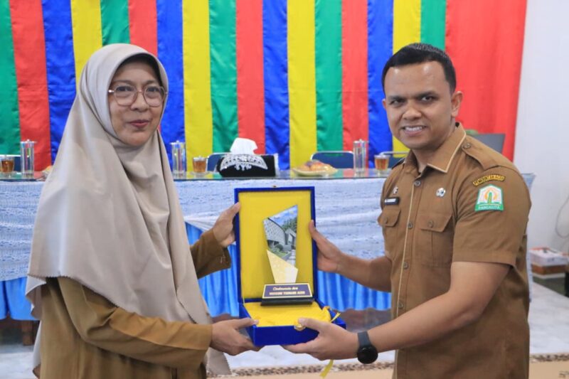 UPTD Museum Tsunami Aceh menyerahkan cenderamata kepada pihak SMP Negeri 4 Banda Aceh sebagai bentuk apresiasi atas dukungan dalam pelaksanaan program Museum Keliling, Selasa (12/5/2026). Foto: Dok. Istimewa 
