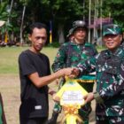 Irdam Iskandar Muda Brigjen TNI Heri Purwanto bersama Dansatgas TMMD ke-129 Kodim 0107/Aceh Selatan dan unsur Forkopimda menyerahkan secara simbolis kunci rumah RTLH dan fasilitas sumur bor kepada warga penerima manfaat saat penutupan TMMD ke-129 di Desa Kemumu Hilir, Kecamatan Labuhanhaji Timur, Kamis (13/8/2026). Foto: Dok. Istimewa